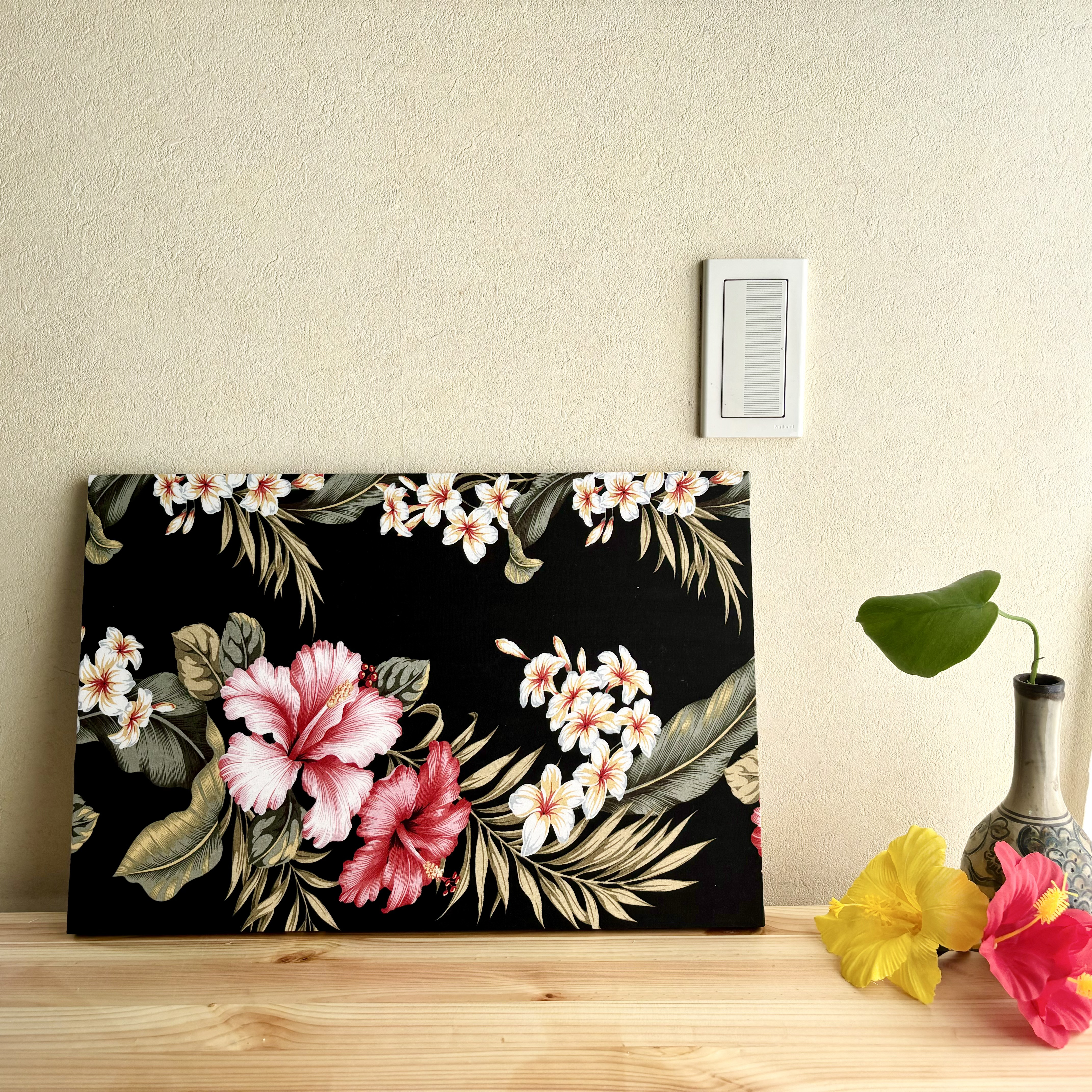 ハイビスカスの大きいファブリックパネル　ハワイアンなお部屋に