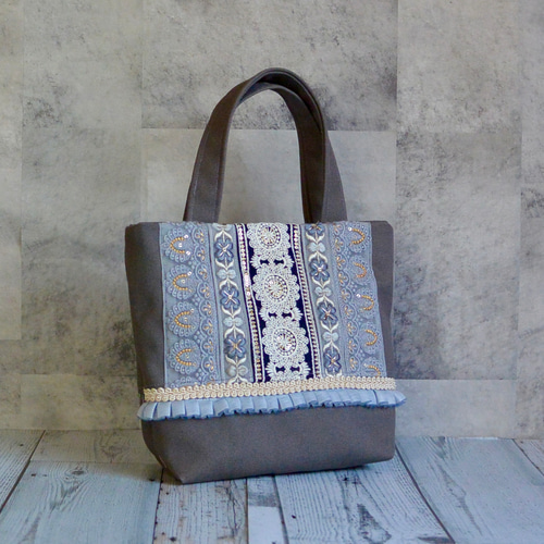 インド刺繍リボン、生地♡トートバッグ　グレー① 美しいインド刺繍リボンのグレートートバッグ トートバッグ muika.neko