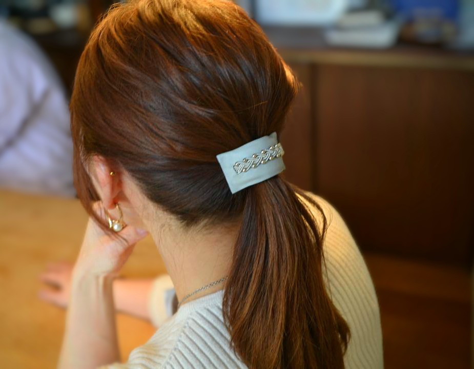 サーミポニーフック／グレー／上品なまとめ髪を演出