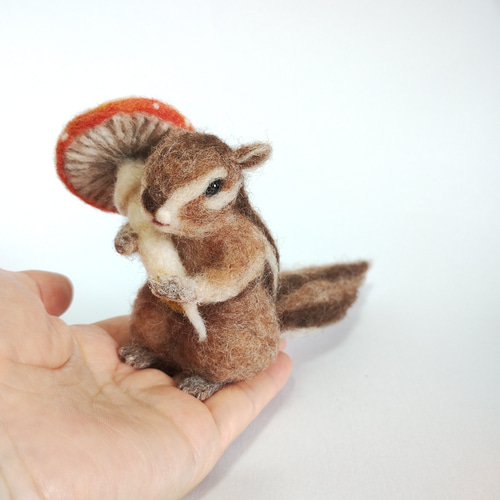 ベニテングダケを持ったシマリス 羊毛フェルト 羊毛工房 ぽんきち 通販