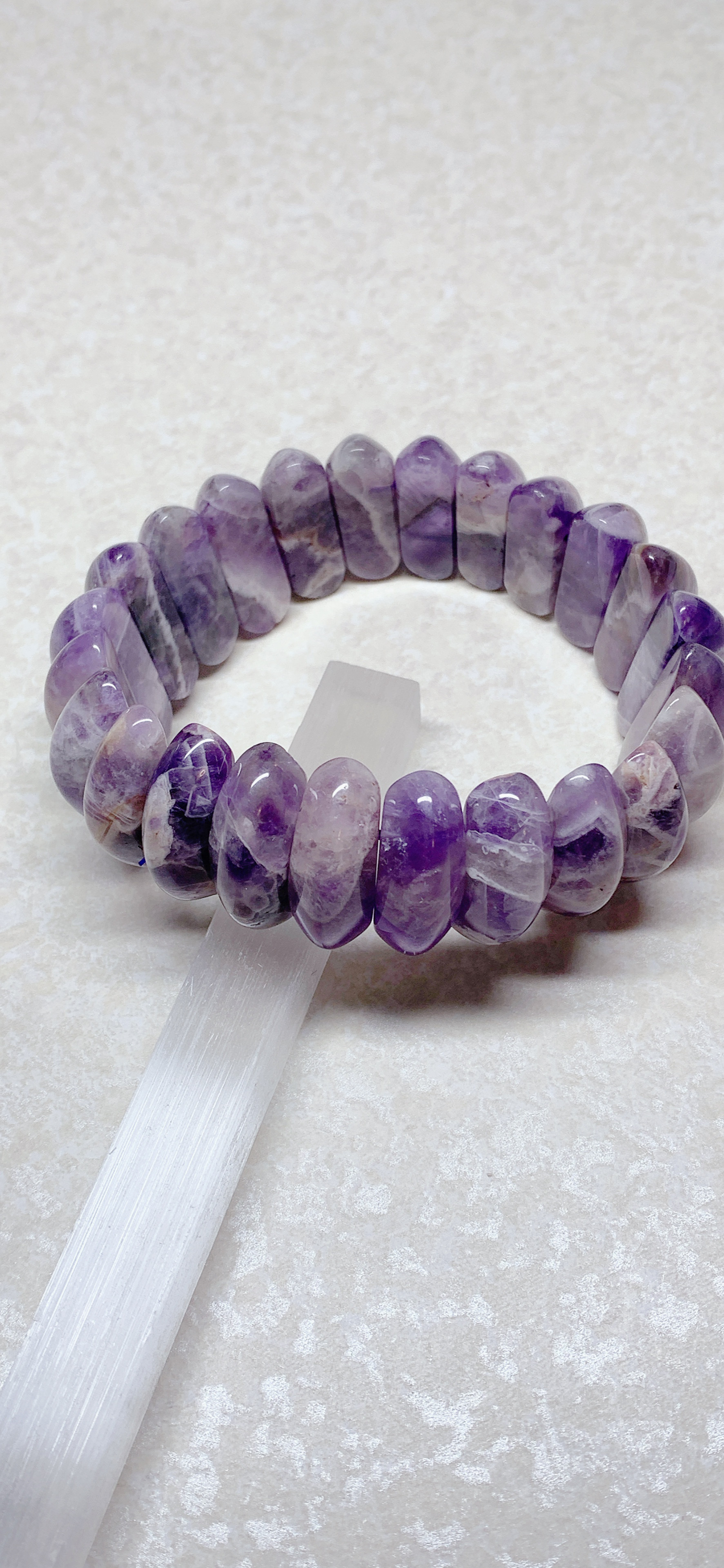 【癒しと直感力を高める】アメジストバングル - 心の浄化と感情のバランスをもたらす天然石アクセサリー