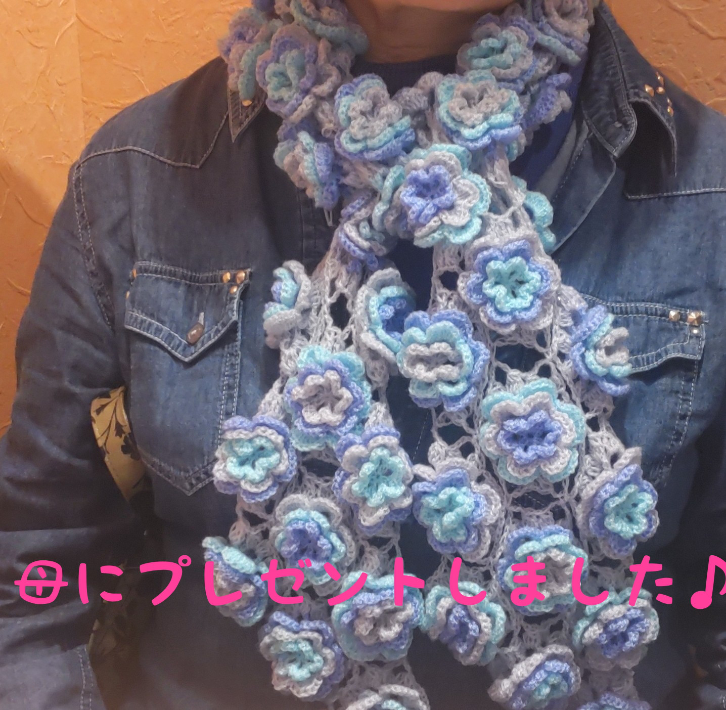 送料無料～やわらか立体お花のモチーフマフラー(ナチュラル系orブルー系)