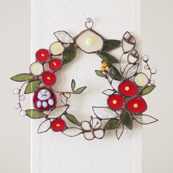 ステンドグラスのお正月だるまさんリース 1枚目の画像