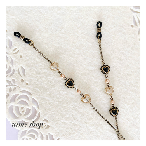 ドイツ製ハート型アクリルチャームの大人クラシックなメガネチェーン