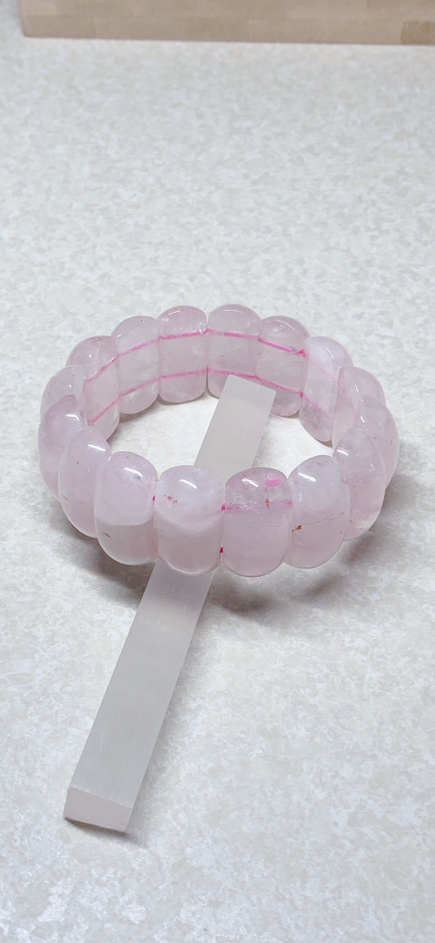 【優しさと愛の象徴】ローズクォーツバングル - 心を癒し、愛を引き寄せる天然石アクセサリー