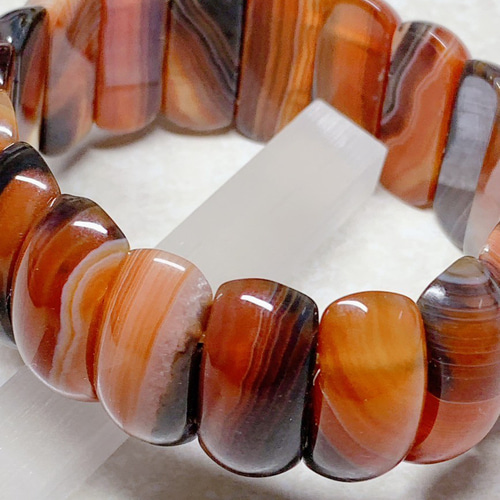 瑪瑙バングル 安定と保護の象徴】瑪瑙バングル - 内なる強さとバランスを保つ天然石