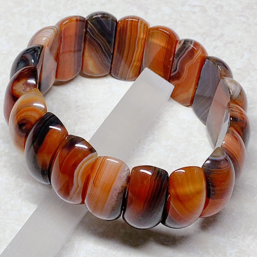 安定と保護の象徴】瑪瑙バングル - 内なる強さとバランスを保つ天然石