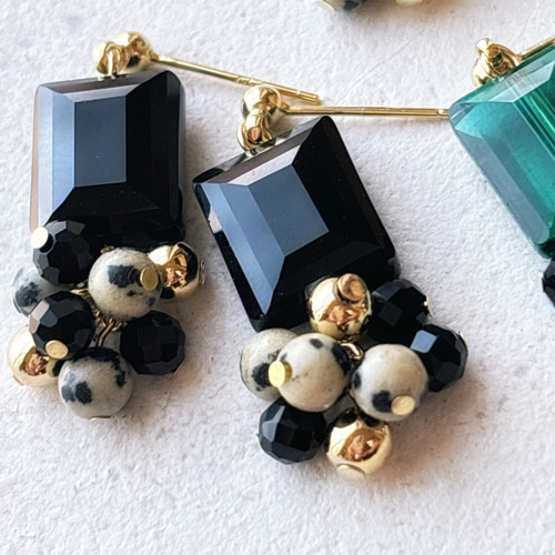 124 高級お花ボタン✖︎3Aガラスじゃら　ハンドメイド　ピアスorイヤリング 124 高級お花ボタン✖︎3Aガラスじゃら ハンドメイド ピアスorイヤリング