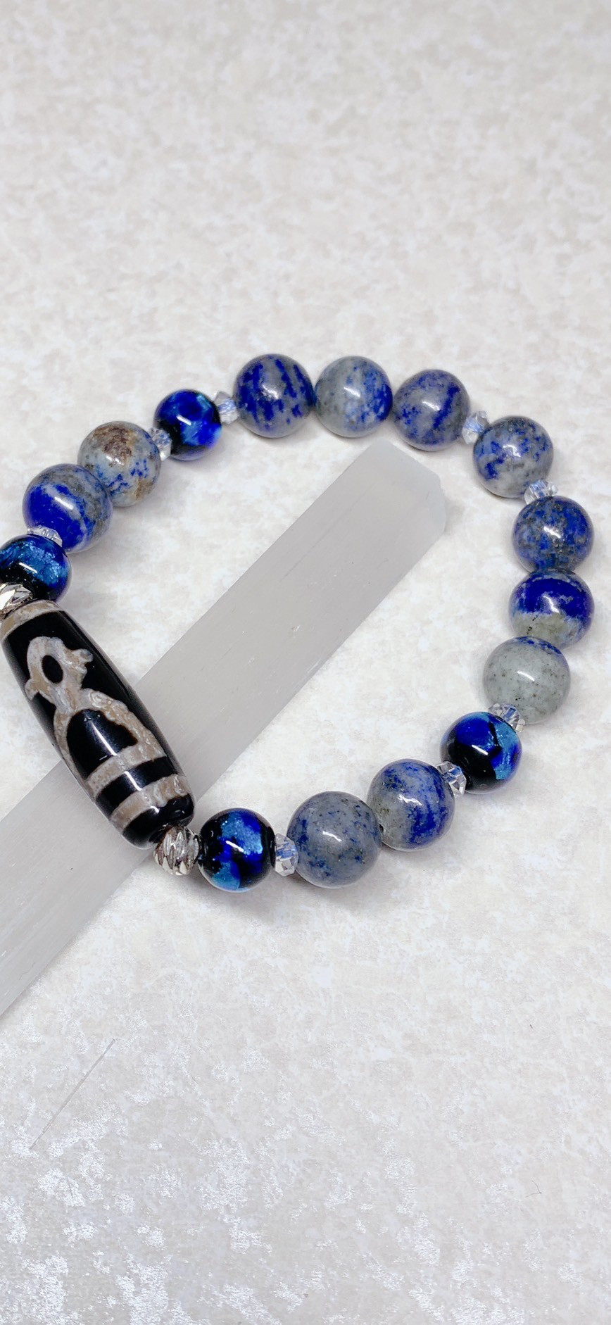 【古代のシンボルと深いブルーの調和】天珠とラピスラズリ、琉球ガラスのオリジナルブレスレット
