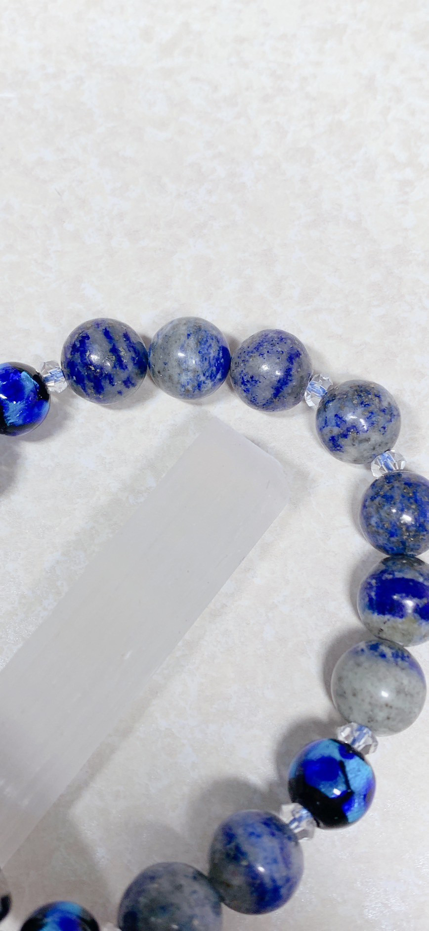 【古代のシンボルと深いブルーの調和】天珠とラピスラズリ、琉球ガラスのオリジナルブレスレット