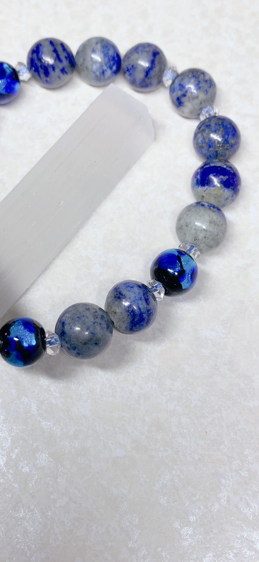 【古代のシンボルと深いブルーの調和】天珠とラピスラズリ、琉球ガラスのオリジナルブレスレット