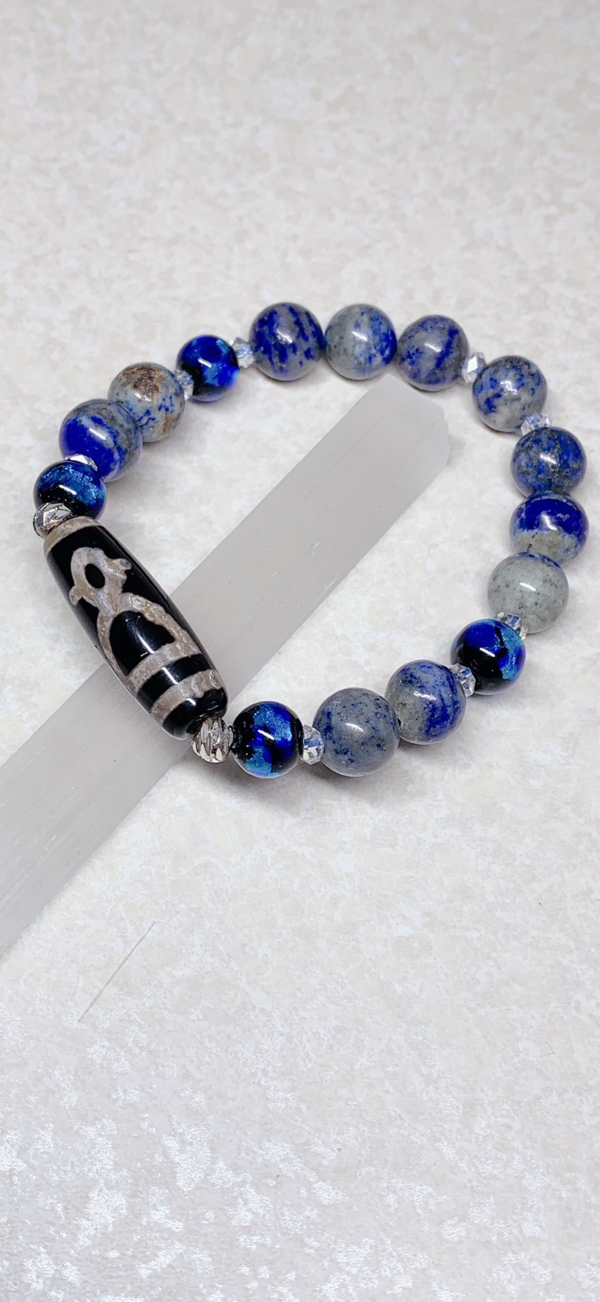 【古代のシンボルと深いブルーの調和】天珠とラピスラズリ、琉球ガラスのオリジナルブレスレット