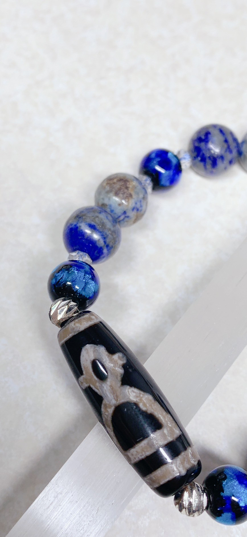【古代のシンボルと深いブルーの調和】天珠とラピスラズリ、琉球ガラスのオリジナルブレスレット