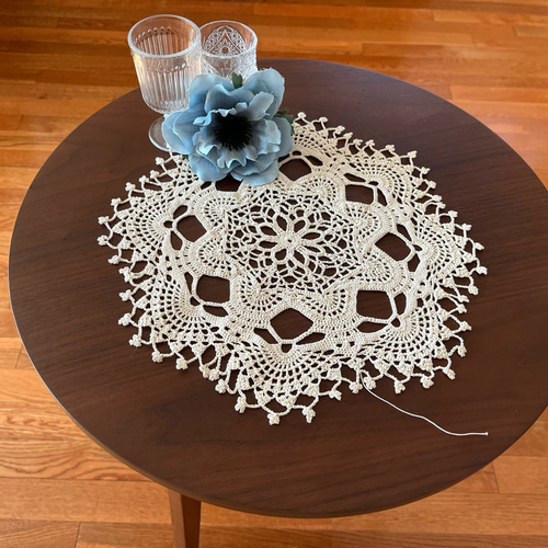 No.71『ホワイトのレース編みドイリー』テーブルクロス．ハンドメイド