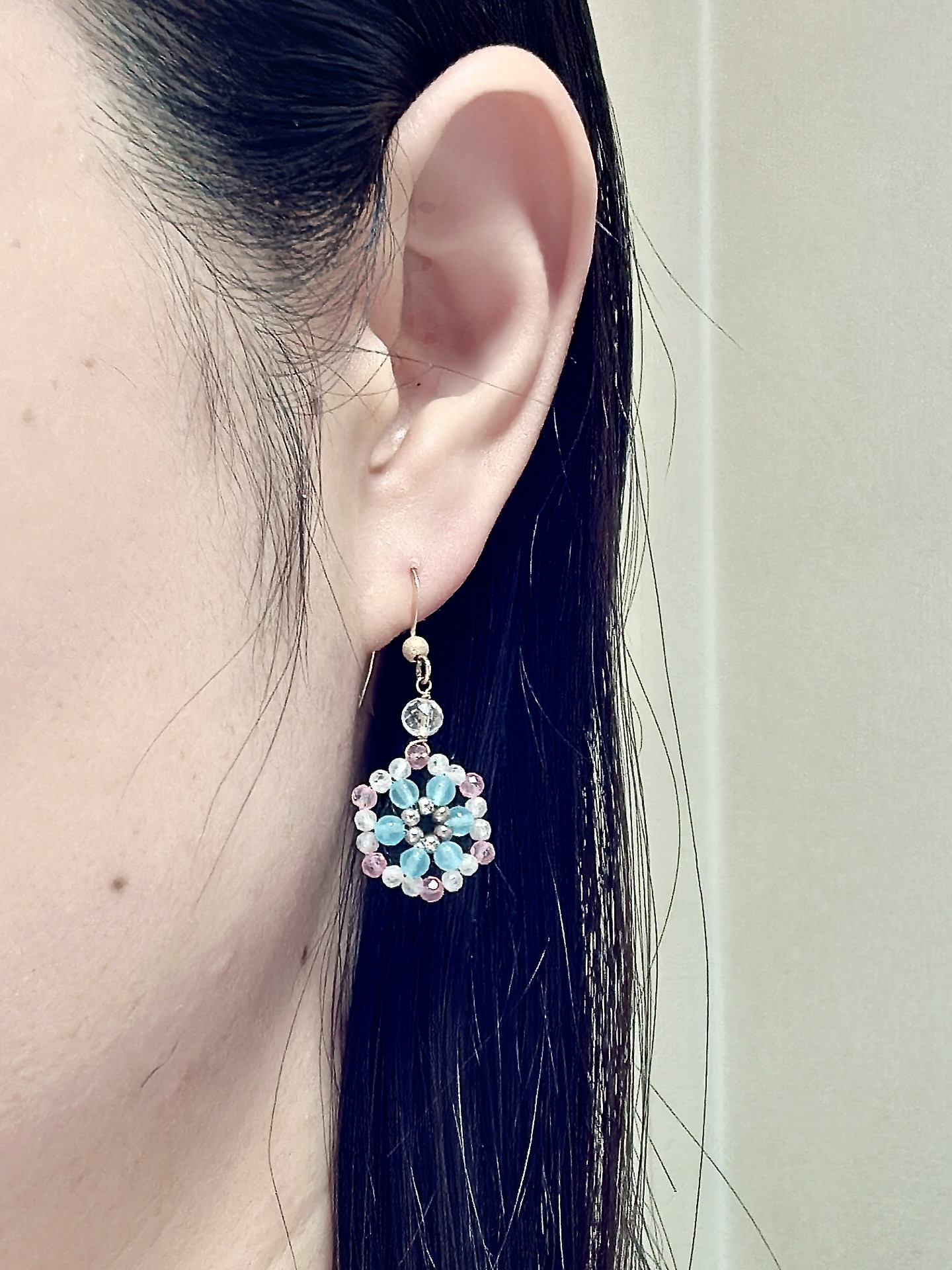 【綾の華】 シーブルーカルセドニーとピンクトパーズの14kgfピアス