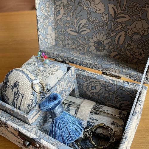 カルトナージュミニ裁縫箱 フランストワルドジュイ柄です ブルー色の