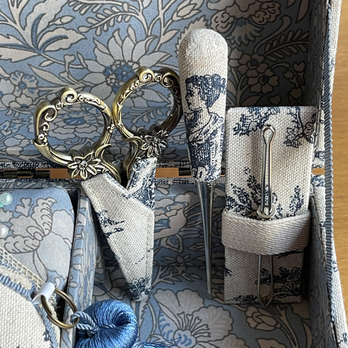 カルトナージュミニ裁縫箱 フランストワルドジュイ柄です ブルー色の