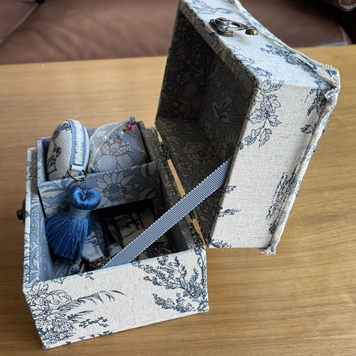 カルトナージュミニ裁縫箱 フランストワルドジュイ柄です ブルー色の