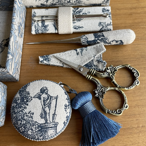 カルトナージュミニ裁縫箱 フランストワルドジュイ柄です ブルー色の