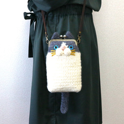 手編みニットのかわいいハチワレ猫ちゃんの　がま口のスマホポシェット（ブルーアイズ） 13枚目の画像