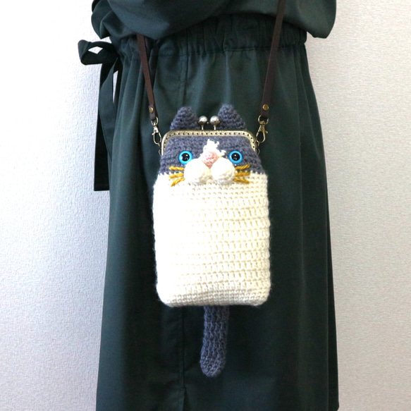手編みニットのかわいいハチワレ猫ちゃんの　がま口のスマホポシェット（ブルーアイズ） 13枚目の画像