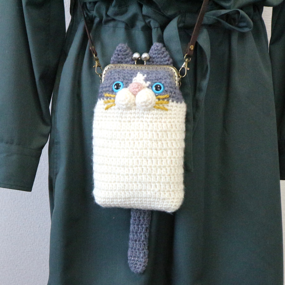 手編みニットのかわいいハチワレ猫ちゃんの　がま口のスマホポシェット（ブルーアイズ） 11枚目の画像