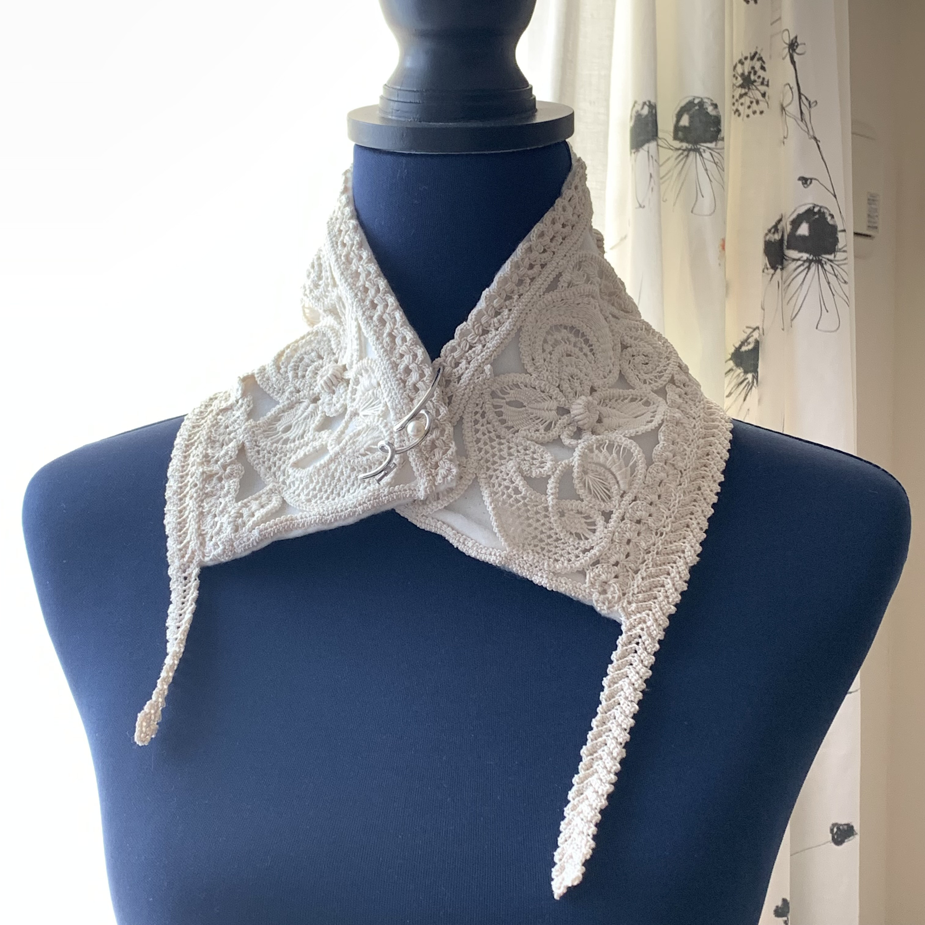 パンジーのネックウォーマー　飾り襟　生成り　レース　マフラー　ルーマニアンマクラメ