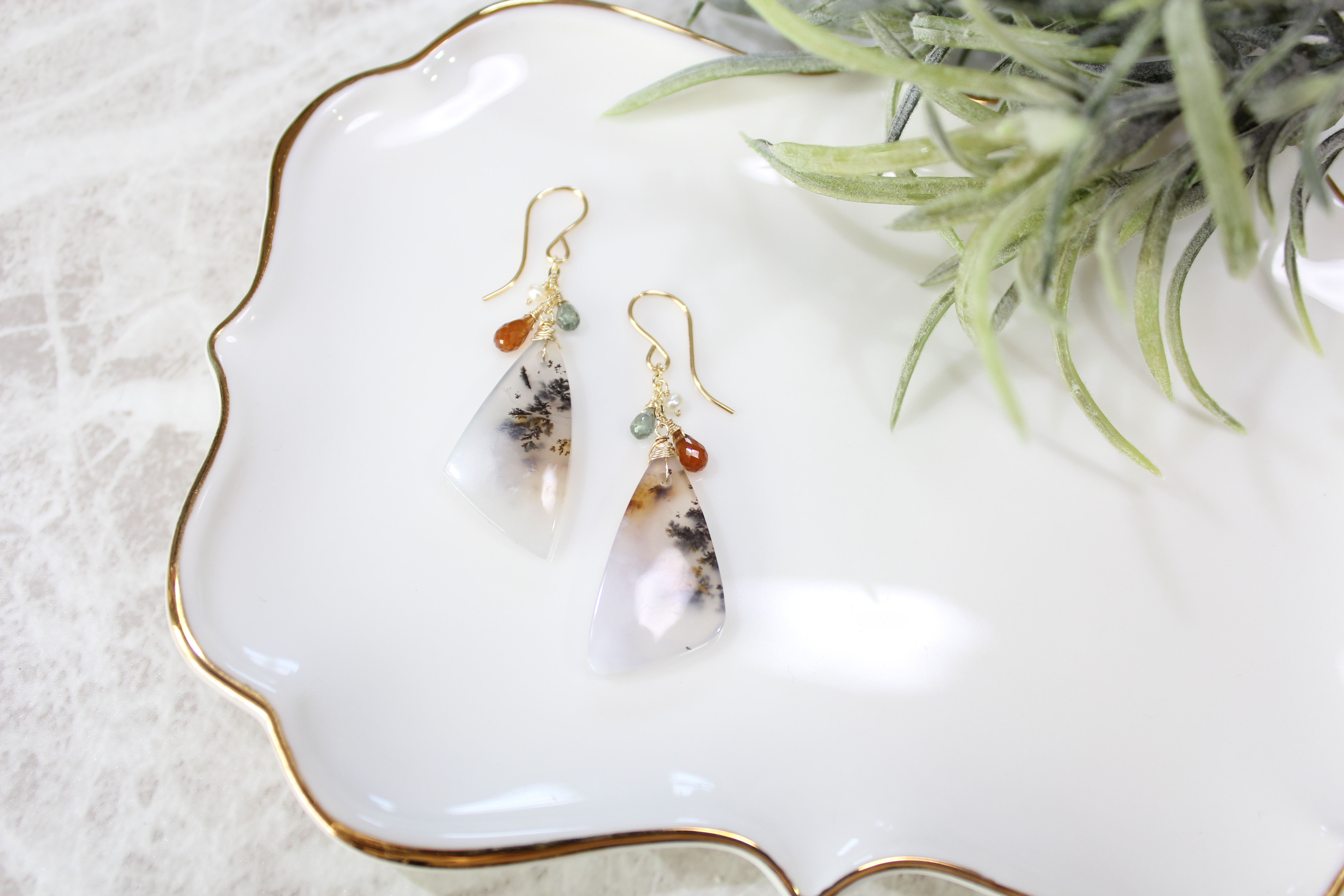 No.330 デンドリックアゲートとヘソナイト、グリーンサファイアのピアス