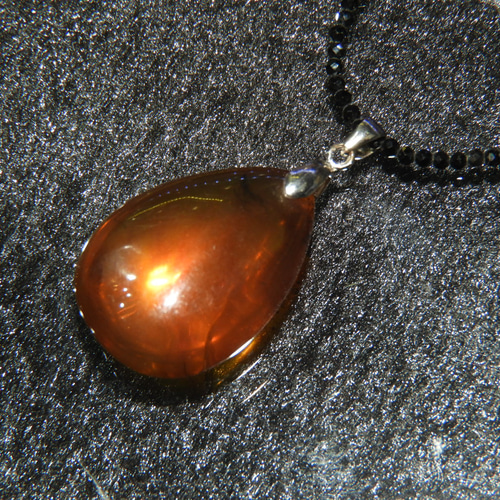 貴重なミャンマー産！ナチュラルブルーアンバー！バーマイトの