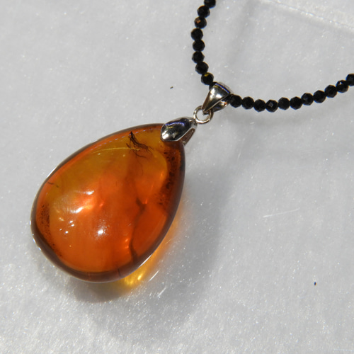 貴重なミャンマー産！ナチュラルブルーアンバー！バーマイトの