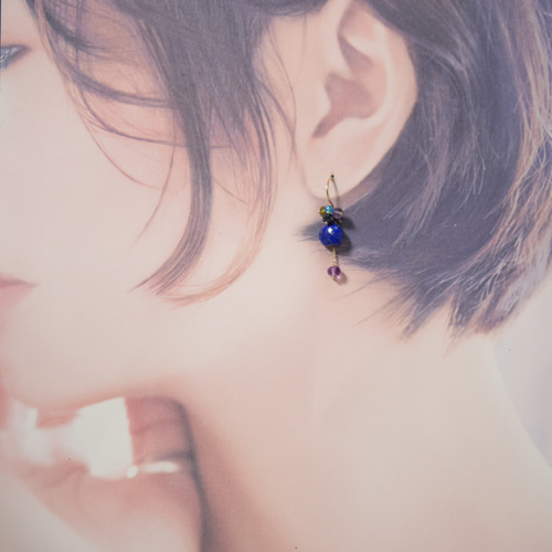 1028 極上カット ラピスラズリのアシンメトリーピアス ピアス（フック