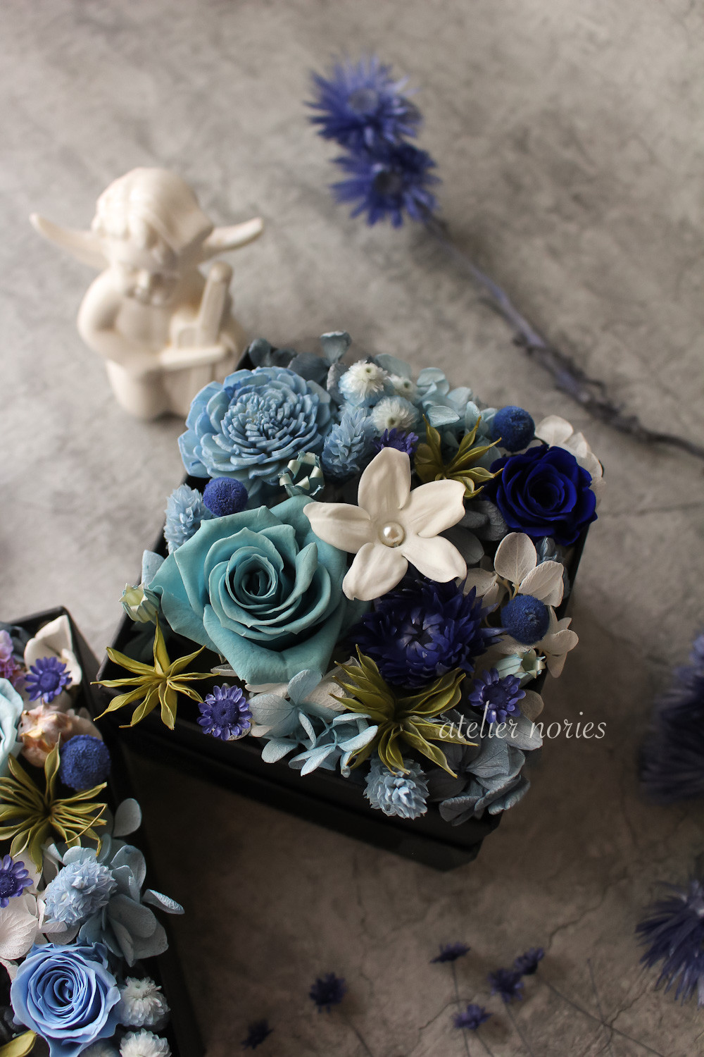 ジョアンナ　ブルー　プリザーブドフラワーのボックスフラワー（S）サイズ　母の日の贈り物に、頑張っている自分へのご褒美に