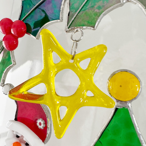 ステンドグラス クリスマスリース ✴︎:.｡光の魔法を纏うステンドグラスのクリスマスリース（グリーン