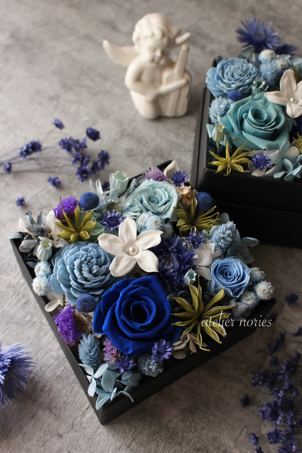 ジョアンナ　ブルー　プリザーブドフラワーのボックスフラワー（L）サイズ　母の日の贈り物に、頑張っている自分へのご褒美に