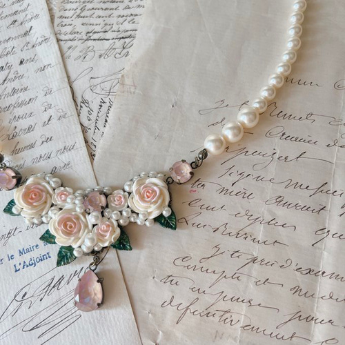 可憐に彩るミニ薔薇の可愛いネックレス 可憐に彩るミニ薔薇の可愛いネックレス