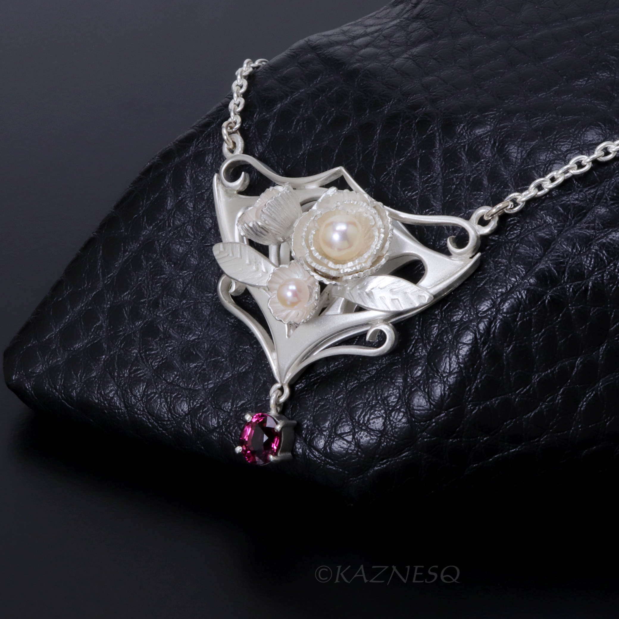 見よこのアールヌーボー！マットシルバー製花のペンダントネックレス。石はロードライトガーネット