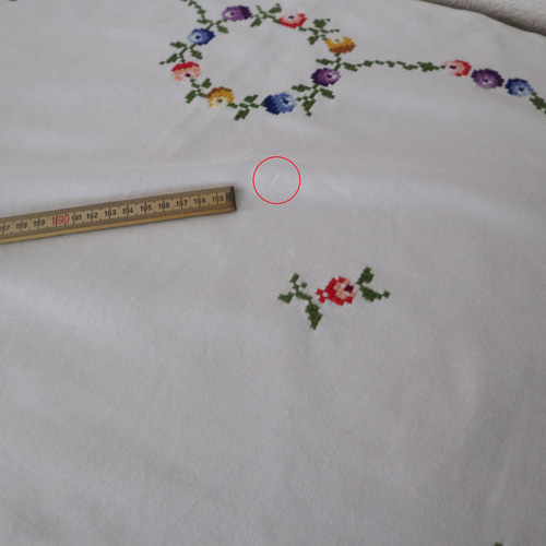 フランスの手仕事/コロンと可愛い色とりどりのお花の手刺繍 テーブル