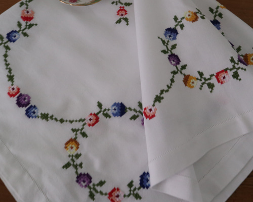 フランスの手仕事/コロンと可愛い色とりどりのお花の手刺繍 テーブル