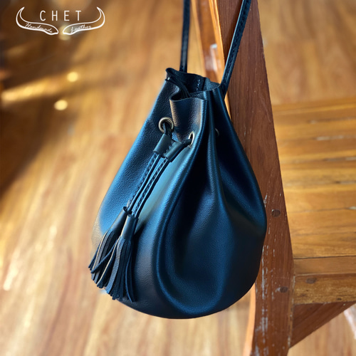 レザー巾着バッグ・黒 タッセル付き Mサイズ 巾着バッグ Chet-Leather