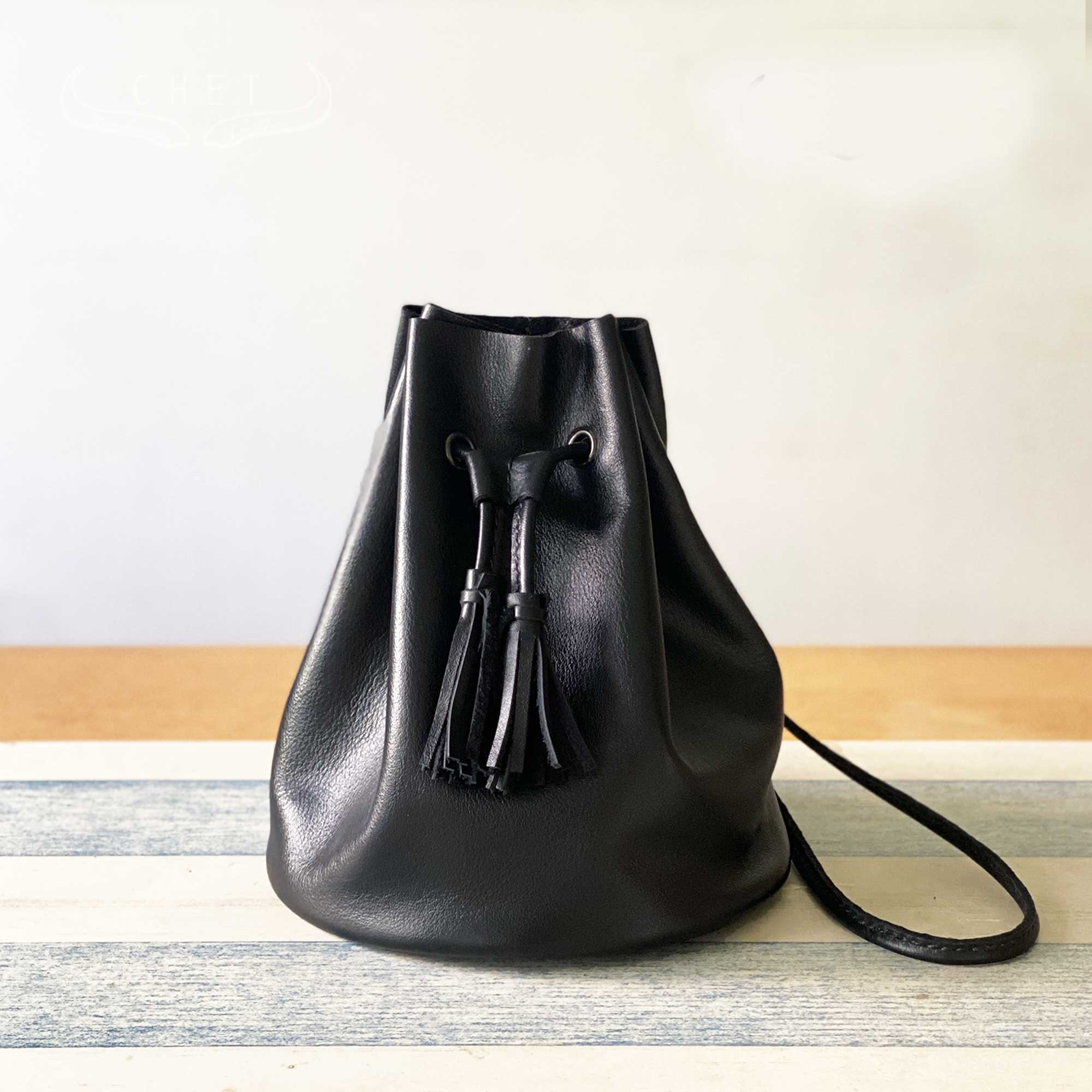 ブラックレザー ハンドバッグ タッセル付き レザー巾着バッグ・黒 タッセル付き Mサイズ 巾着バッグ Chet
