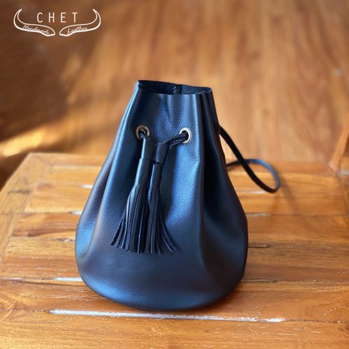 レザー巾着バッグ・黒 タッセル付き Mサイズ 巾着バッグ Chet-Leather