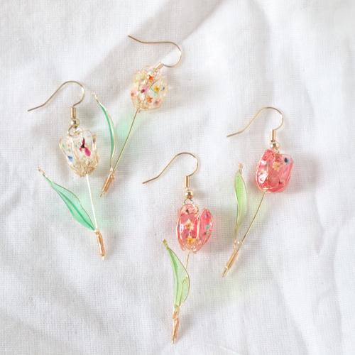 押し花ディップアートの上向きチューリップピアス/イヤリング レッド