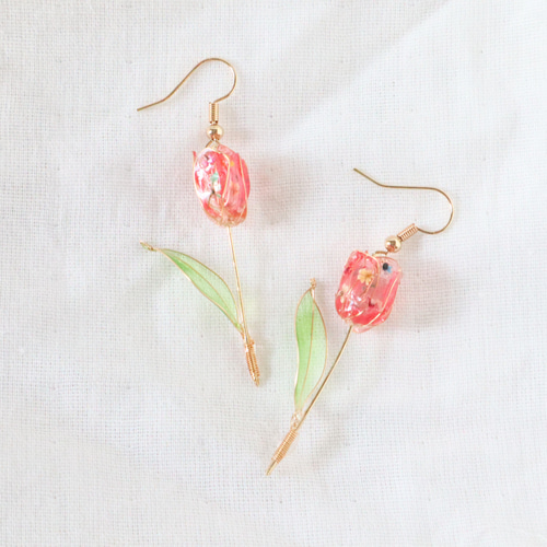 押し花ディップアートの上向きチューリップピアス/イヤリング レッド