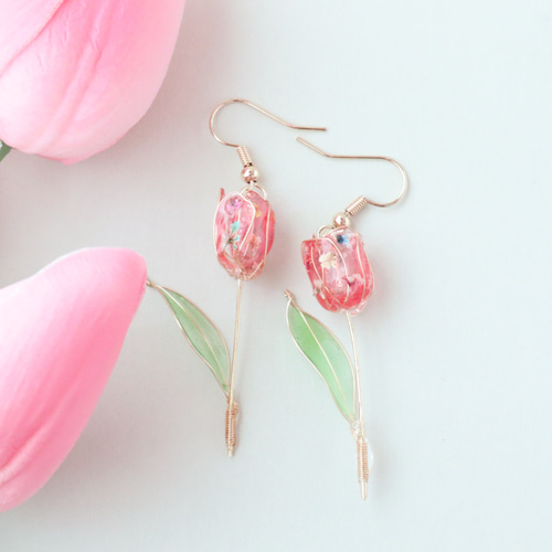 押し花ディップアートの上向きチューリップピアス/イヤリング