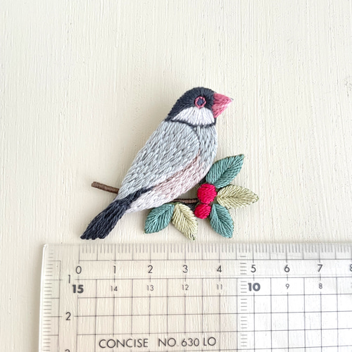 受注制作］文鳥の刺繍ブローチ＊小鳥 ブローチ capriccio 通販