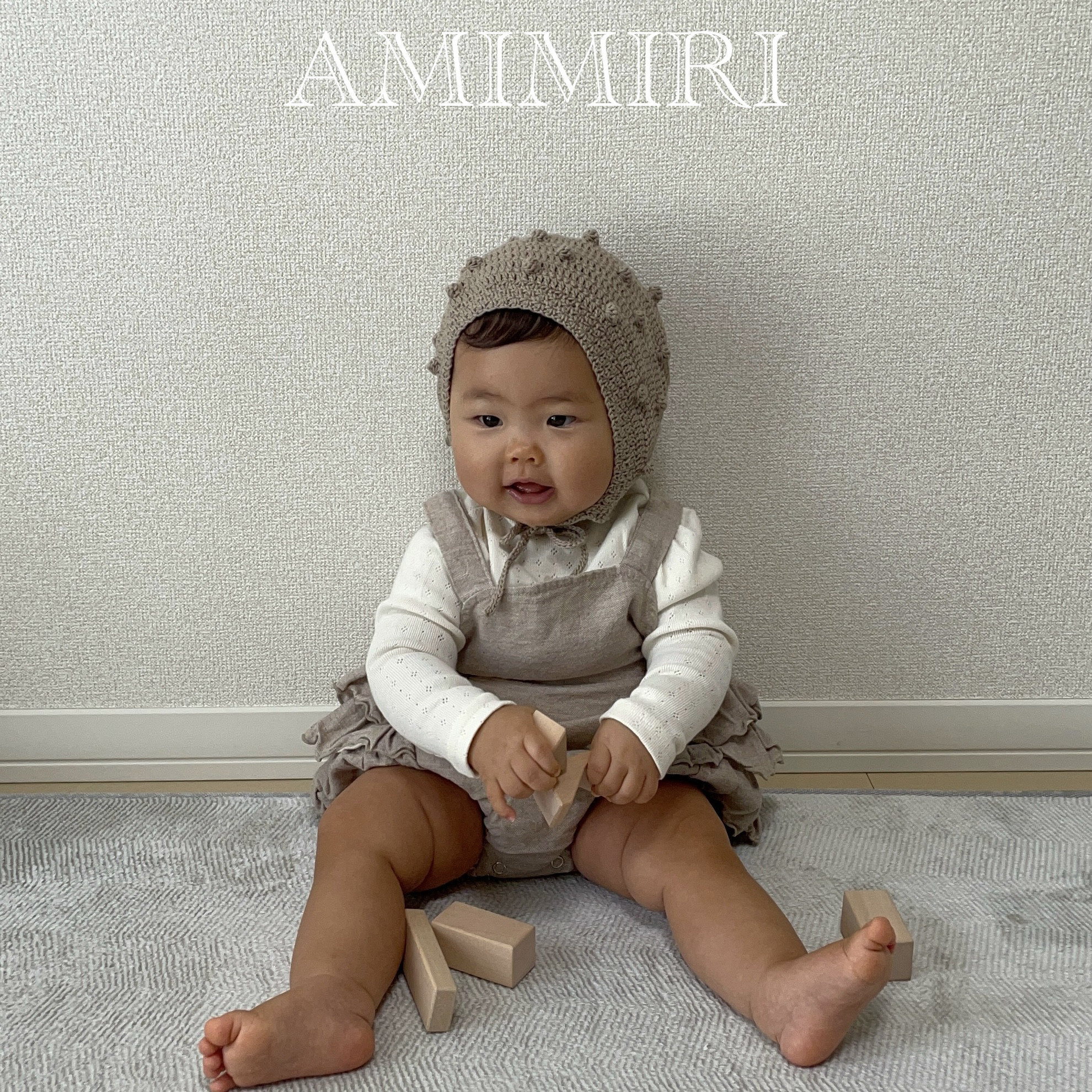 peichan. ぺーちゃん 手編みのキラキラポシェット グレー フリルの巾着🫧 ［使用した毛糸］ NEW ベビーちゃん （seria