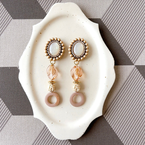 nasica9周年SALE】 うねうねガラスビーズ刺繍大ぶりイヤリング（くすみ  