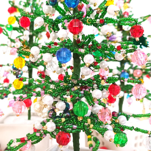 ○クリスマスツリー 高さ25cm 定番の緑色のツリーに沢山の飾りと雪に