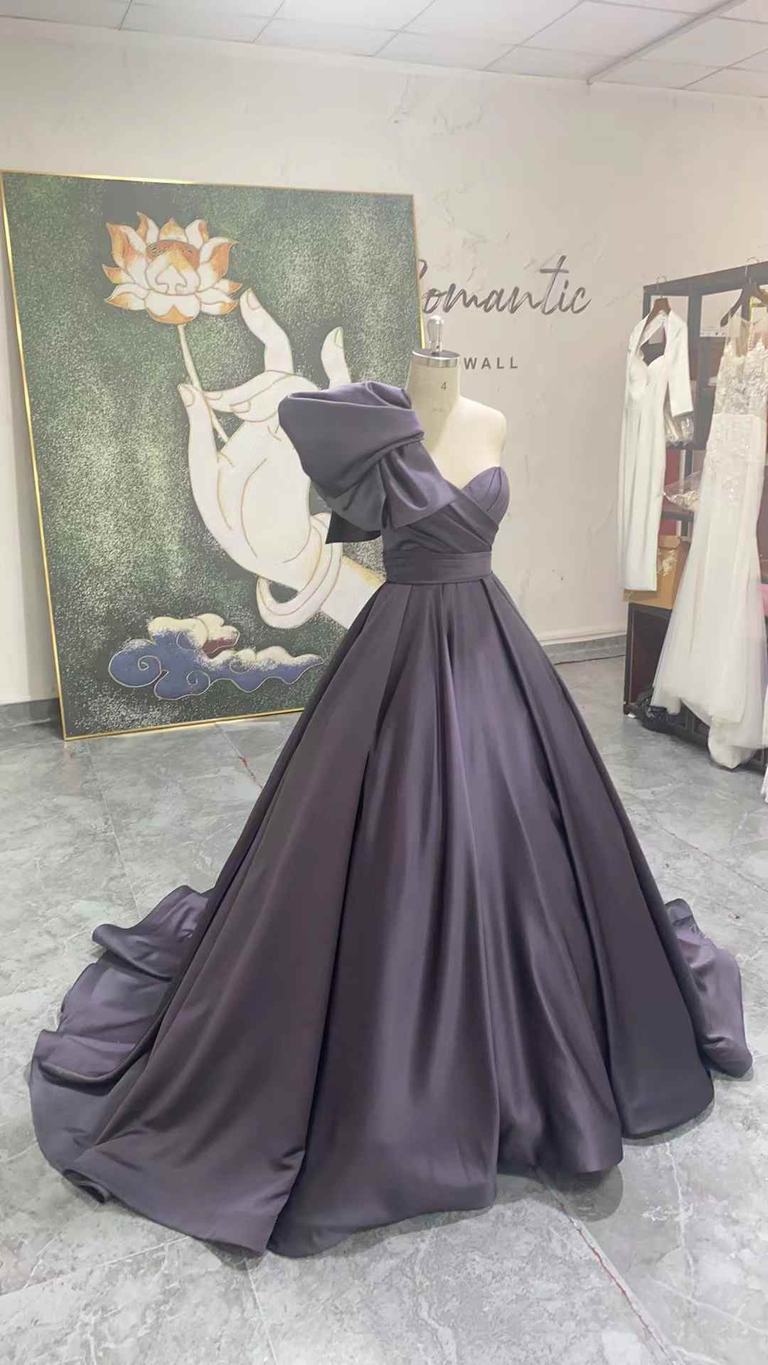 顧客満足度99％以上！グレーパープル高級サテン　ワンショルダー　パフスリーブ編み上げ胡桃ボタン　トレーン　サイズオーダー