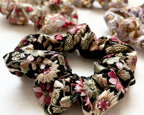 インド刺繍リボンで作ったシュシュ シュシュ TAMY'S FACTORY